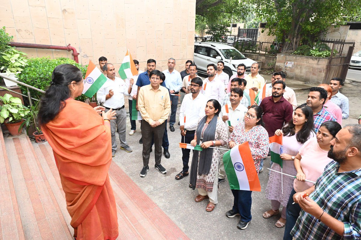 SadhviNiranjan's tweet photo. विजयी विश्व तिरंगा प्यारा,
झंडा ऊँचा रहे हमारा! 🇮🇳

 #HarGharTiranga अभियान के तहत राष्ट्रीय पिछड़ा वर्ग आयोग में कार्यरत सभी सहयोगियों को राष्ट्रध्वज तिरंगा वितरित कर #TirangaYatra में सहभागिता की।

इस अवसर पर सभी से ‘हर घर तिरंगा’ अभियान को जन-जन का अभियान बनाने और..

Cont. https://t.co/iVWmOY659M