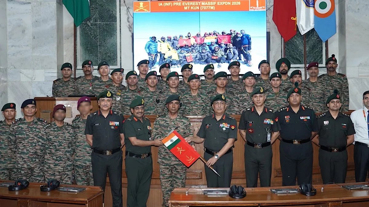 JanakiMenon5's tweet photo. 🇮🇳🇮🇳 Proud moment for the Indian Army! 
A dedicated Army team has set a new record on Mount Kun, showcasing exceptional courage, endurance and mountaineering skills. The achievement comes ahead of the maiden Everest Massif Expedition. 🇮🇳💪 #IndianArmy #MountKun #Everest https://t.co/y75Esz0H9F