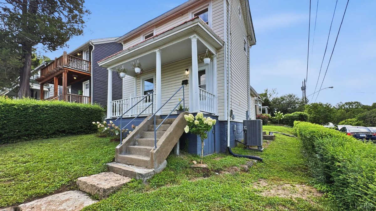 RealtorDowntown's tweet photo. 1118 Hollins Street, Lynchburg, VA, 24504
2 bed | 1 bath 830 Sq. Ft.
Active | 170000
https://t.co/2AmxtUKRzG
Fabulously updated historic home with modern amenities. Beautifully refinished original hardwood floors throughout. Brand new modern bathroom with double vanity and... https://t.co/KhhiZw0YIJ