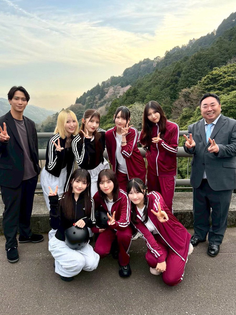kanisawa_moeko's tweet photo. 第4話バンジージャンプ対決を終えて✊🏻
なんと 豆田さん と 如月さんも
一緒に撮ってくださいました📷✨
(ありがとうございます!!)
https://t.co/Sff2A2ogOI

いつもかっけえCry×Pan!
Huluオリジナルストーリーもお楽しみに🐱
#ヤン転_第10話 もうすぐ24:59からですー! https://t.co/8nvoKrOmcN