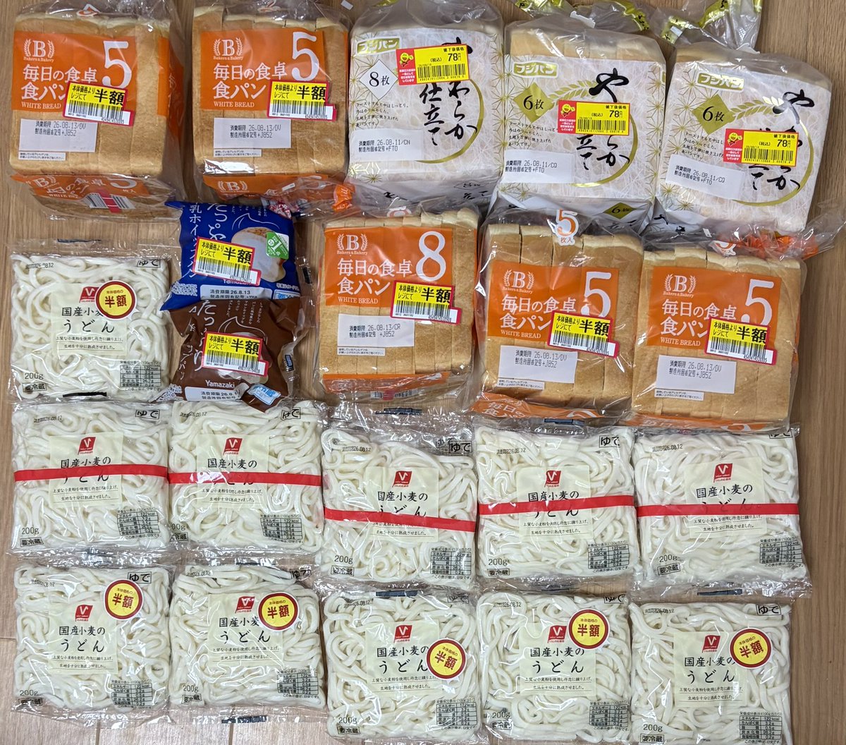 ra___mo_'s tweet photo. 品出しの人食パンは私のカゴに直接ぶち込んでくれる神 https://t.co/JZK5ZohUab