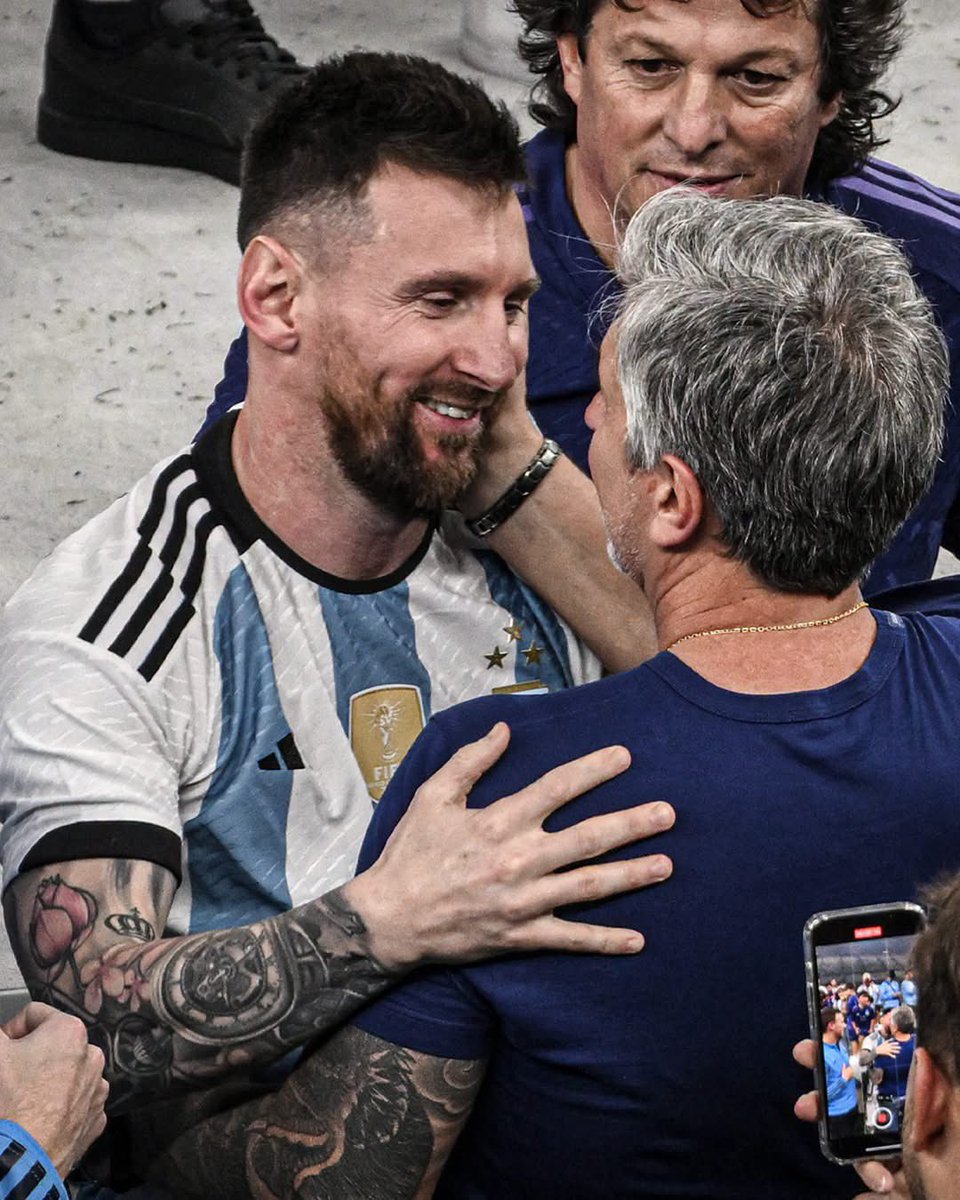 centregoals's tweet photo. 🚨🚨🎙️| Lionel Messi to his fans after the passing of his father:

“I want to sincerely thank everyone for all the love, respect and enormous consideration you have shown me and my family during this incredibly painful time following the loss of my dad.

Thank you for being there for us, for every message, every gesture and, above all, for respecting our grief and our privacy.”