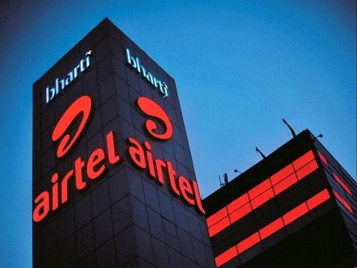 DhruvRatheNx's tweet photo. खत्म टाटा, बाय-बाय 

Airtel ने कई पॉपुलर रिचार्ज प्लान बंद कर दिए- ₹299, ₹319, ₹579, ₹619, ₹649 और ₹799।

सबसे सस्ता ₹299 वाला प्लान भी गया, जिसमें 28 दिन की वैलिडिटी, अनलिमिटेड कॉलिंग और रोज़ 1GB डेटा मिलता था।

अब इंटरनेट चाहिए तो जेब और ढीली करनी पड़ेगी।
आम आदमी की मजबूरी का फायदा कब तक?