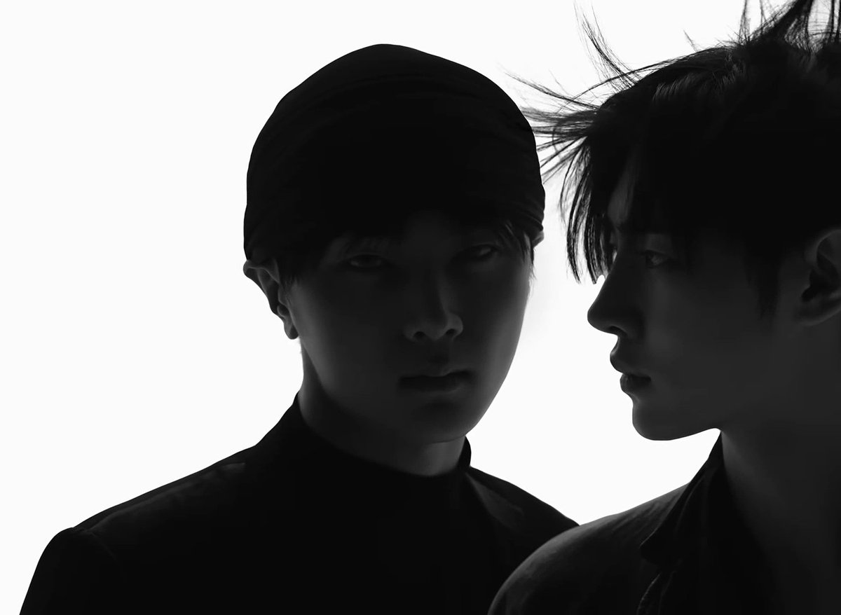 violetefairy's tweet photo. 흑백즈 이런 얼빡 샷 또 화보 진짜 얼굴 ㅁㅊㄷ https://t.co/2AhHBVxsj3