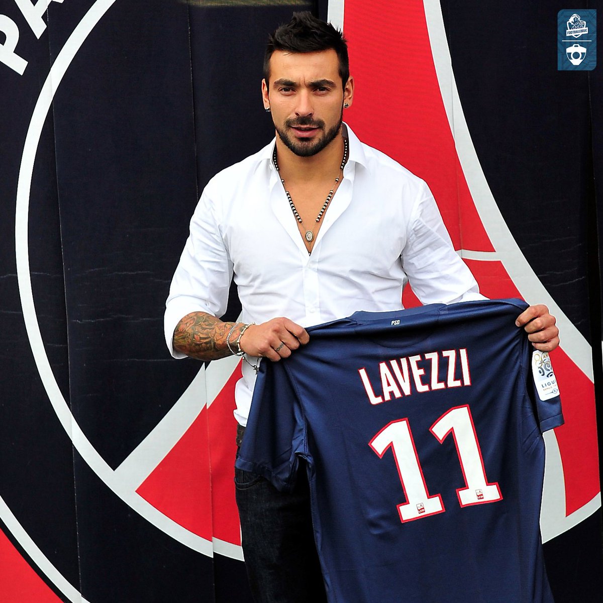 Footballogue's tweet photo. Le 𝗠𝗔𝗚𝗡𝗜𝗙𝗜𝗤𝗨𝗘 𝗠𝗘𝗦𝗦𝗔𝗚𝗘 d'Ezequiel Lavezzi pour le PSG à l'occasion de l'anniversaire du club ! ❤️💙

"𝗜𝗹 𝘆 𝗮 𝗱𝗲𝘀 𝗵𝗶𝘀𝘁𝗼𝗶𝗿𝗲𝘀 𝗾𝘂𝗶 𝗰𝗼𝗺𝗺𝗲𝗻𝗰𝗲𝗻𝘁 𝗽𝗮𝗿 𝘂𝗻 𝗺𝗮𝘁𝗰𝗵 𝗲𝘁 𝗳𝗶𝗻𝗶𝘀𝘀𝗲𝗻𝘁 𝗽𝗮𝗿 𝗳𝗮𝗶𝗿𝗲 𝗽𝗮𝗿𝘁𝗶𝗲 𝗱𝗲 𝘃𝗼𝘁𝗿𝗲 𝘃𝗶𝗲. 

Le 11 août 2012, j’ai porté pour la première fois le maillot du Paris Saint-Germain.

𝗔𝘂𝗷𝗼𝘂𝗿𝗱’𝗵𝘂𝗶, 𝘁𝗮𝗻𝘁 𝗱’𝗮𝗻𝗻𝗲́𝗲𝘀 𝗽𝗹𝘂𝘀 𝘁𝗮𝗿𝗱, 𝗷𝗲 𝗿𝗲𝗴𝗮𝗿𝗱𝗲 𝗲𝗻 𝗮𝗿𝗿𝗶𝗲̀𝗿𝗲 𝗲𝘁 𝗷𝗲 𝗻𝗲 𝗽𝗲𝘂𝘅 𝗾𝘂𝗲 𝗿𝗲𝘀𝘀𝗲𝗻𝘁𝗶𝗿 𝗱𝗲 𝗹𝗮 𝗳𝗶𝗲𝗿𝘁𝗲́ 𝗲𝘁 𝗱𝗲 𝗹𝗮 𝗴𝗿𝗮𝘁𝗶𝘁𝘂𝗱𝗲 𝗽𝗼𝘂𝗿 𝘁𝗼𝘂𝘁 𝗰𝗲 𝗾𝘂𝗲 𝗻𝗼𝘂𝘀 𝗮𝘃𝗼𝗻𝘀 𝘃𝗲́𝗰𝘂 𝗲𝗻𝘀𝗲𝗺𝗯𝗹𝗲. 

Joyeux anniversaire, Paris. Merci d’avoir fait partie de mon histoire.

𝗣𝗔𝗥𝗜𝗦, 𝗣𝗢𝗨𝗥 𝗧𝗢𝗨𝗝𝗢𝗨𝗥𝗦 𝗗𝗔𝗡𝗦 𝗠𝗢𝗡 𝗖Œ𝗨𝗥." 🫶

(IG : pocho22lavezzi)