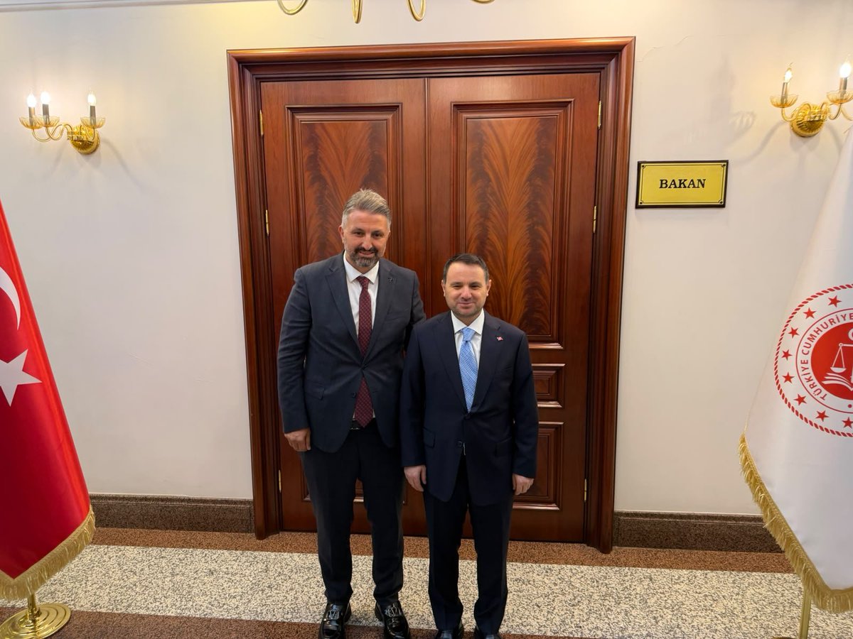 iteo34's tweet photo. Başkanımız İsmet Dalcı, TŞOF başkanımız Mehmet Yiğiner öncülüğünde;

✔️Bursa Şoförler Odası Başkanı Ahmet Çakır,
✔️Antalya Şoförler Odası Başkanı Mehmet Ali Alkan,
✔️İzmir Şoförler Odası Başkanı Erkan Özkan,
✔️Sakarya Şoförler Odası Başkanı Yusuf İlkhun,
✔️Eskişehir Şoförler Odası Başkanı Kadir Ağır ile birlikte,

✅️Adalet Bakanımız Sayın Akın Gürlek ve Bakan Yardımcımız Sayın Sedat Ayyıldız'ı ziyaret ederek, "Korsan Taşımacılık" başta olmak üzere sektörümüzü ilgilendiren konularla alakalı istişarede bulundular.

Sayın Bakan ve Bakan Yardımcımıza ilgi, alaka ve misafirperverlikleri için teşekkür ederiz.

@ismetDALCI @MehmetYiginer @tsofresmi @adalet_bakanlik @abakingurlek @avsedatayyldz @TC_icisleri @Akparti @MHP_Bilgi @TC_istanbul @EmniyetGM