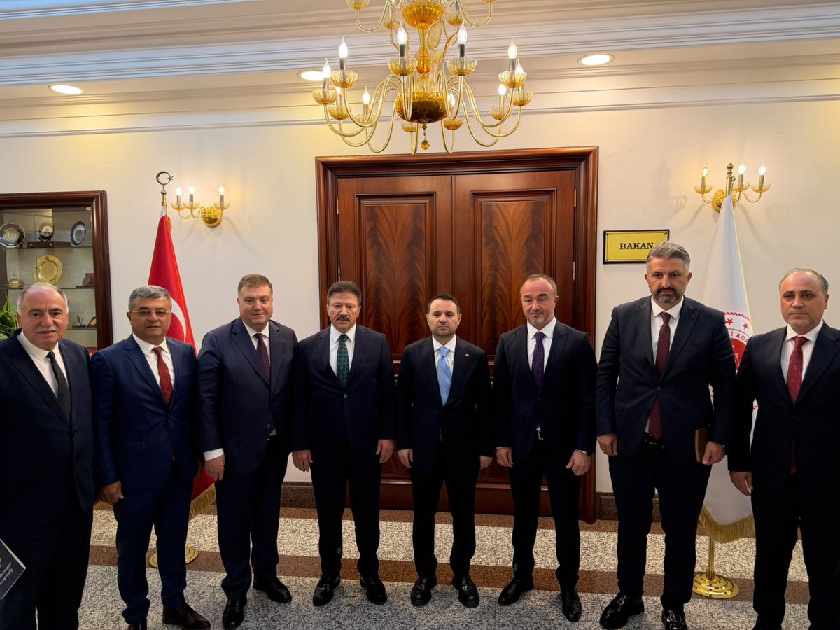iteo34's tweet photo. Başkanımız İsmet Dalcı, TŞOF başkanımız Mehmet Yiğiner öncülüğünde;

✔️Bursa Şoförler Odası Başkanı Ahmet Çakır,
✔️Antalya Şoförler Odası Başkanı Mehmet Ali Alkan,
✔️İzmir Şoförler Odası Başkanı Erkan Özkan,
✔️Sakarya Şoförler Odası Başkanı Yusuf İlkhun,
✔️Eskişehir Şoförler Odası Başkanı Kadir Ağır ile birlikte,

✅️Adalet Bakanımız Sayın Akın Gürlek ve Bakan Yardımcımız Sayın Sedat Ayyıldız'ı ziyaret ederek, "Korsan Taşımacılık" başta olmak üzere sektörümüzü ilgilendiren konularla alakalı istişarede bulundular.

Sayın Bakan ve Bakan Yardımcımıza ilgi, alaka ve misafirperverlikleri için teşekkür ederiz.

@ismetDALCI @MehmetYiginer @tsofresmi @adalet_bakanlik @abakingurlek @avsedatayyldz @TC_icisleri @Akparti @MHP_Bilgi @TC_istanbul @EmniyetGM