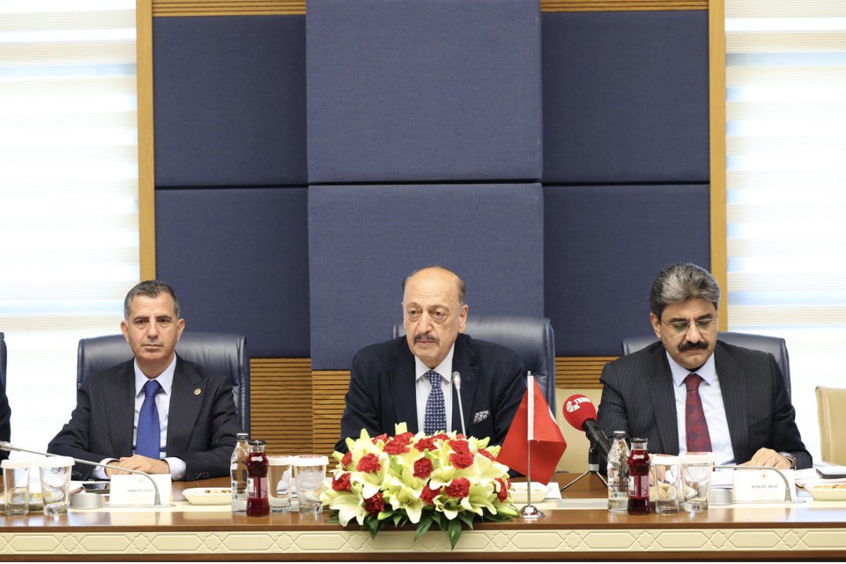 hakanaksu058's tweet photo. 📍Türkiye Büyük Millet Meclisi 

Sağlık, Aile, Çalışma ve Sosyal İşler Komisyonu Başkanımız Sayın @vedatbilgn ile birlikte, Japonya Temsilciler Meclisi Üyesi ve Sağlık, Çalışma ve Refah Daimi Komitesi Başkanı Sayın Ogushi Masaki ve kıymetli heyetini komisyon üyelerimizle birlikte Gazi Meclisimizde ağırladık.

Sağlık, çalışma hayatı ve sosyal politikalar alanında ülkelerimiz arasındaki iş birliğini daha da güçlendirecek verimli bir görüşme gerçekleştirdik.

Nazik ziyaretleri için teşekkür ediyor, Türkiye-Japonya dostluğunun güçlenerek devam etmesini diliyorum. 🇹🇷🇯🇵