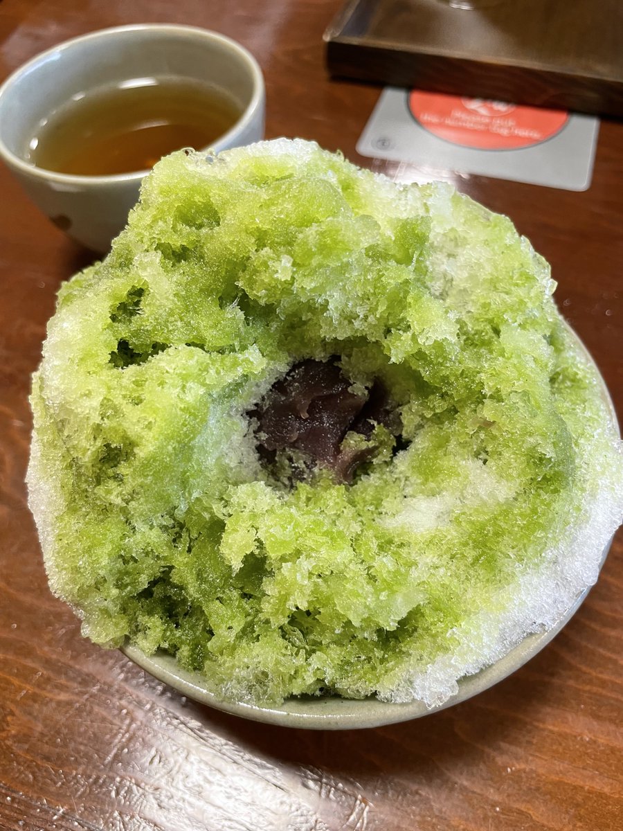 Hamaroku205's tweet photo. 外宮前の赤福で数年振りに食べた赤福氷(¥800)がお茶の香りと氷がふんわりで美味！🍧✨
中にはこし餡と餅が入ってて、子供の頃は中々完食出来なくて親に食べてもらってたなぁ…
幼少期からの思い出の味を従姉妹と食べられてとても懐かしい感覚になりました！🍵
#伊勢
#赤福氷 https://t.co/x5G0Rib0ZE