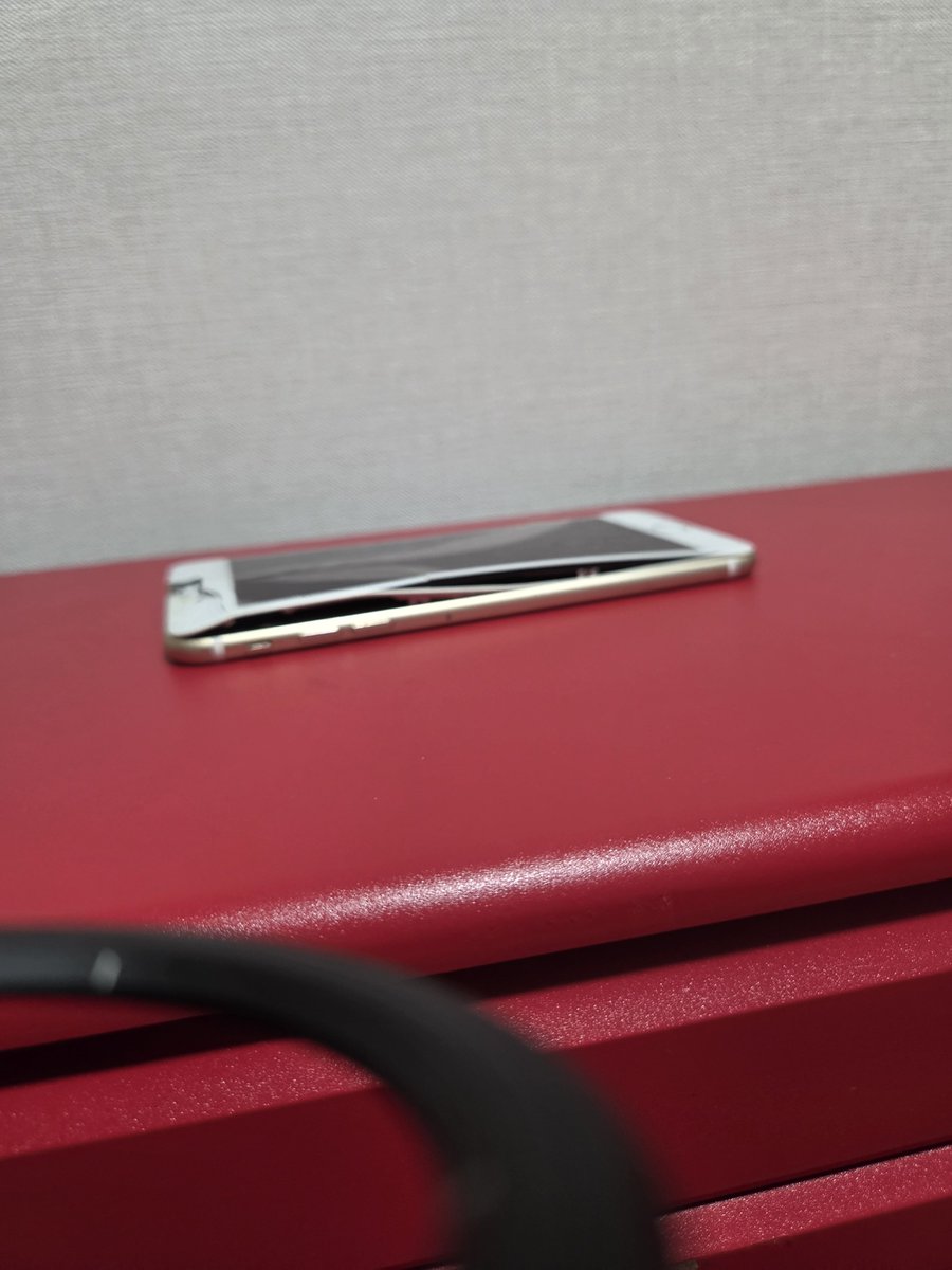GRE___TEL's tweet photo. 古いiPhone7めちゃくちゃ膨らんでいるのだが https://t.co/qj3d5W8jXZ