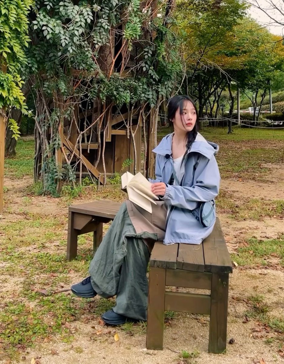 kminjiws's tweet photo. Spent the afternoon sitting outside with a book. I barely got through a few pages because I kept looking around, but I guess that’s part of the fun 🍂📖 It was just nice to sit there, enjoy the weather, and take a little break from everything 📚 https://t.co/YABJnVS35F