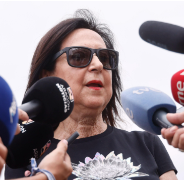 rumore_rosso's tweet photo. Margarita Robles ingresó en la carrera judicial en 1980 como número uno de su promoción (en la que estaban también Manuela Carmena o Baltasar Garzón), lo que viene a decirnos que tonta no es, pero bien que se empeña en demostrarlo yendo a Ceuta a comerse el marrón por su jefe. https://t.co/xuEJPaG5UQ
