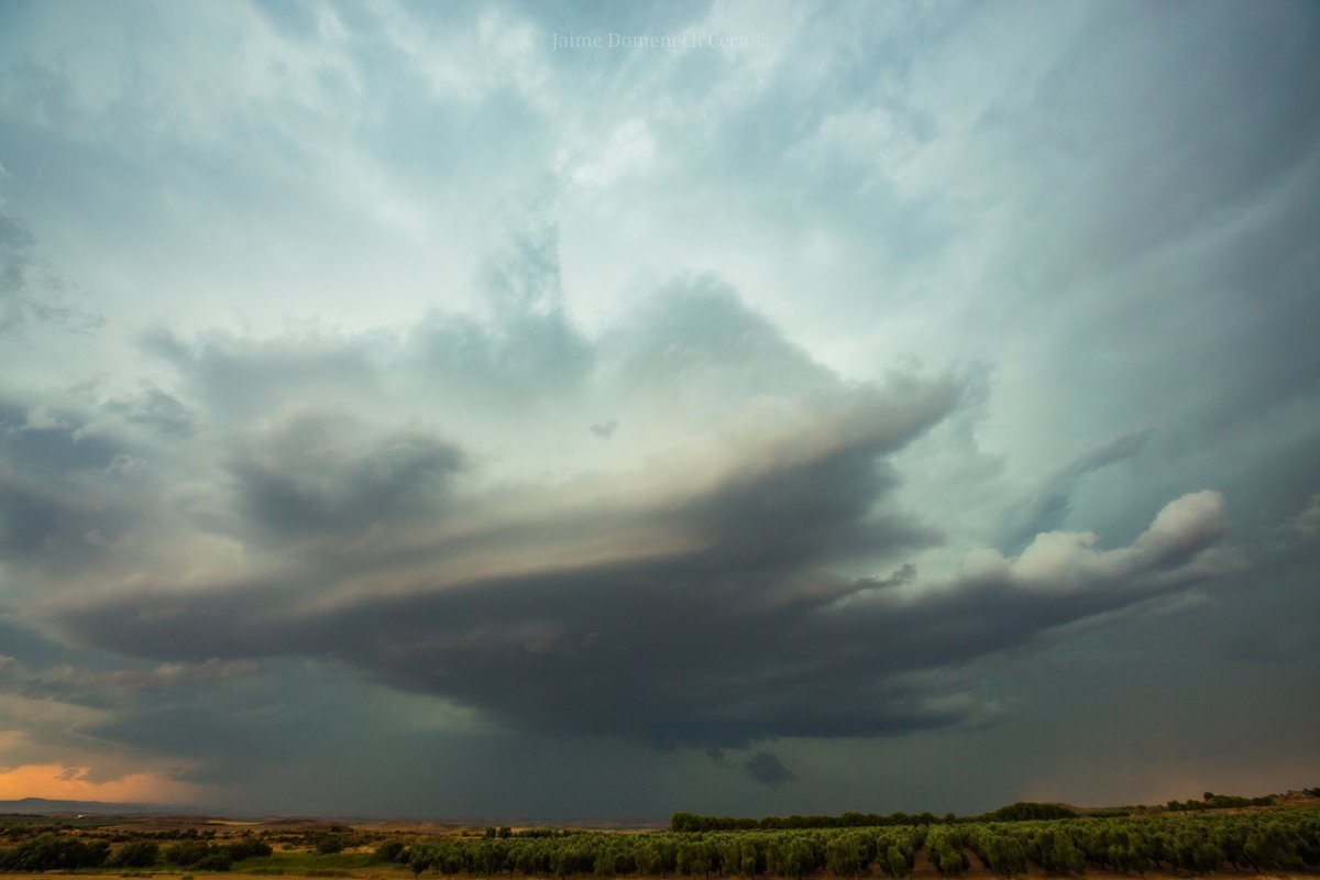RIOJATORMENTAS's tweet photo. Más fotos de la supercelula de Alcañiz el pasado 8 de Agosto de 2026 sobre las 16:40pm. Preciosa en su mejor momento fotogénico. ⛈️⛈️ https://t.co/JPM7FU6Q35