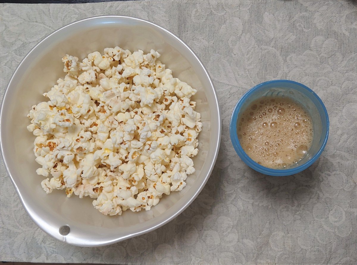 rie_nnh's tweet photo. おやつとお昼ご飯と夕飯
明日は通院日です、憂鬱( ඉ-ඉ )
今日も寝たくない https://t.co/VB1Cw8Nx1v