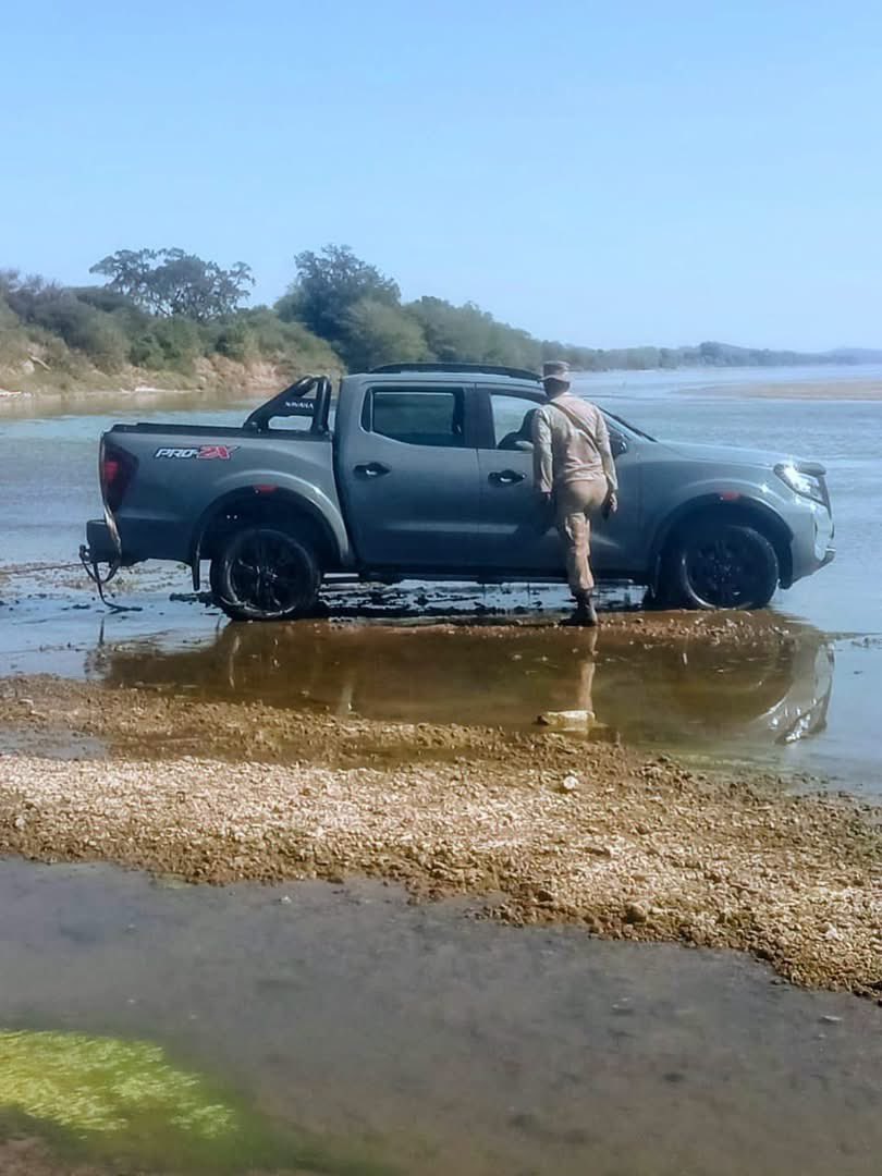 Abramjee's tweet photo. The SANDF’s 4 Artillery Regiment, deployed under Joint Tactical Headquarters Limpopo, recorded several successes during a week of operations:

Recovered a Nissan Navara Pro 2X worth R924,000 from the Limpopo River.

Confiscated a Toyota Land Cruiser worth R450,000.

Seized a Toyota Hilux worth R450,000 during a waylay operation near Musina.

Recovered stolen goats worth R35,000, brought from Zimbabwe into South Africa.

Confiscated an electric inverter worth R70,000 and illicit cigarettes worth R85,000.

Total value of reported goods seized/recovered: approximately R2.014 million.

@SANDF_ZA