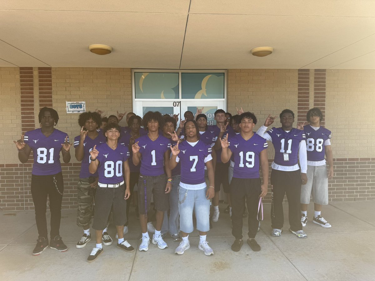 MRHS_MavsFTB's tweet photo. Serving Our Community On The 1st Day of School
 
Building Relationships!

#T.T.P #F.A.M.I.L.Y #BuiltMortonTough 
#MaverickFootball https://t.co/KYtoDCe9mN