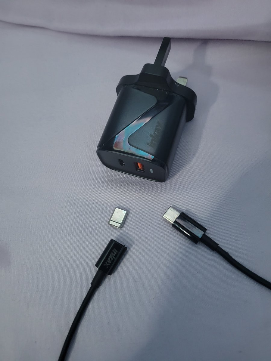 Esther_9ebe's tweet photo. The pain of losing a charger hits more than a heartbreak💔😭😭 https://t.co/wJQToncP8R
