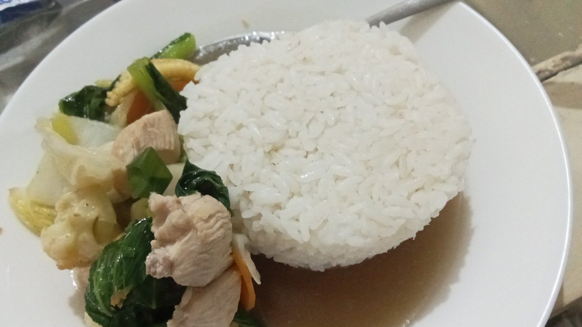 arp0806's tweet photo. Masi kurang sehat makan capcay kuah aja

Tahukah capcay itu musti ada 10 jenis bahan di dalam nya baik sayur atau daging

Misal: wortel, jagung muda, sawi putih, sawi ijo, kembang kol, kol, daun bawang, bw putih, ayam. Ini bs dibilang capcay. 

Jd kl beli capcay itung berapa jenis bahan di dalam ya.