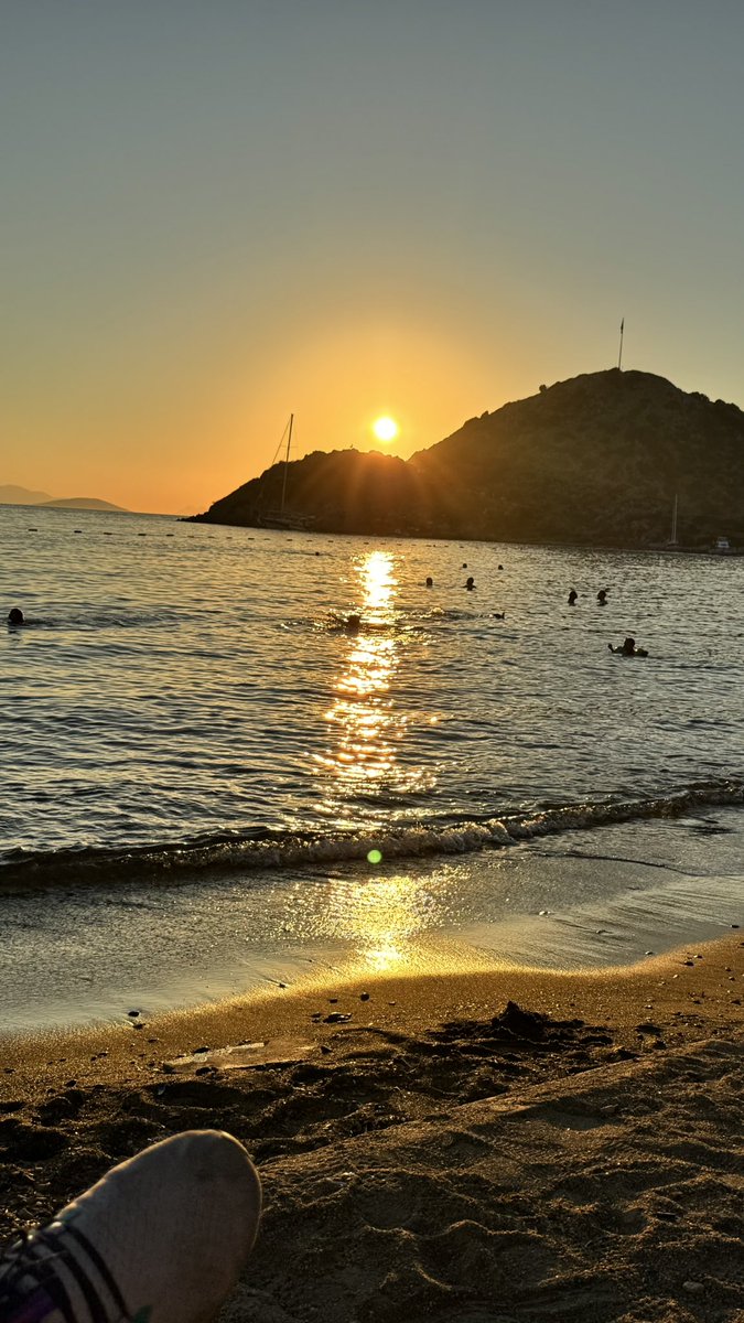 Fiyorrd's tweet photo. Sunset moments at my favorite place ✈️✨ https://t.co/Kq2JUpYfus