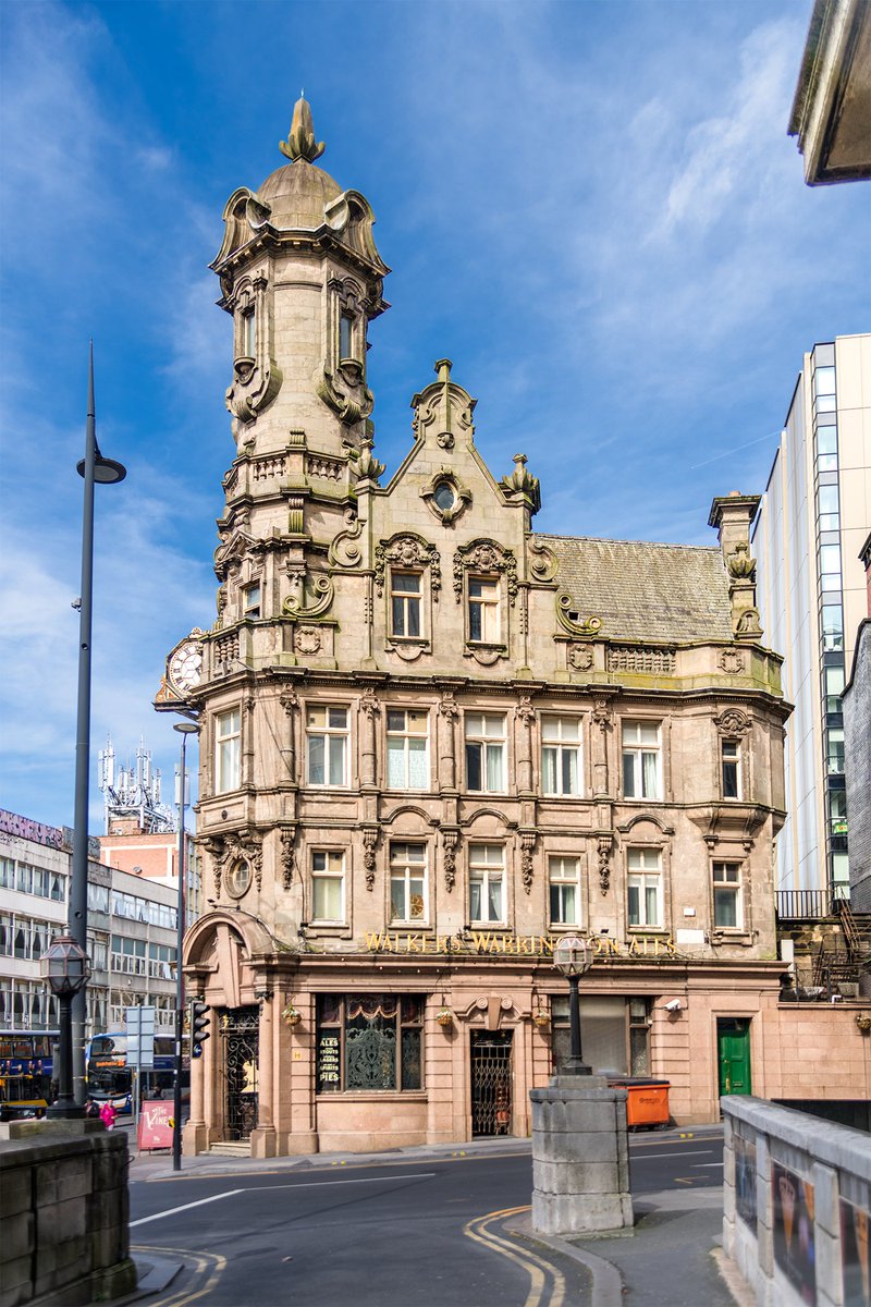 LiverpoolVista's tweet photo. Outside the Adelphi Hotel. It might get mixed reviews, but it's local boozer is 5 star. The Vines aka "The Big House". https://t.co/pJDqpRbAxV