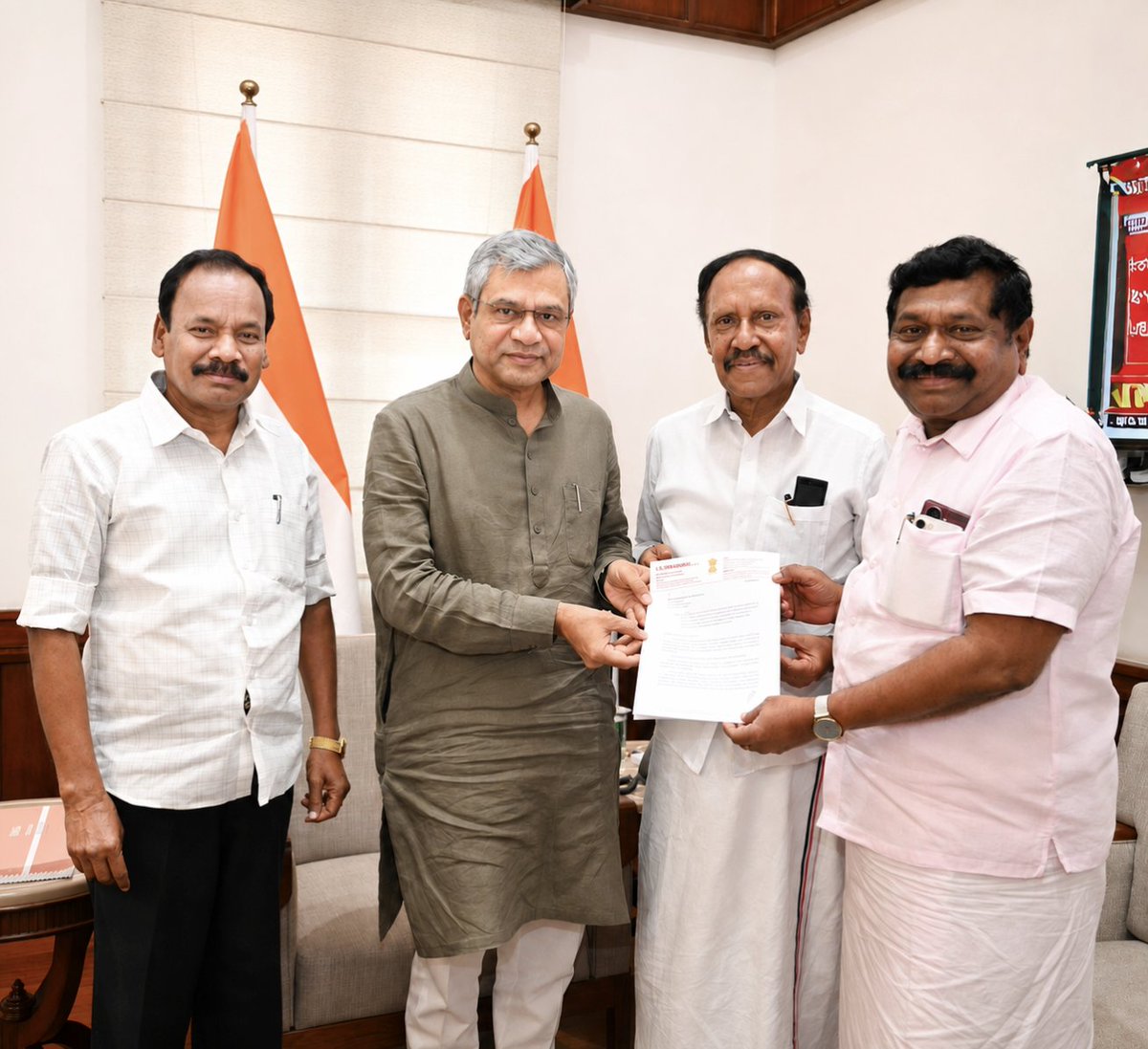 IInbadurai's tweet photo. வள்ளியூர், திசையன்விளை வழியாக கன்னியாகுமரியிலிருந்து ராமேஸ்வரத்துக்கு புதிய ரயில் பாதை அமைக்க வேண்டும். வள்ளியூரில் வந்தே பாரத் ரயில் நிறுத்தம் வேண்டும்.

மத்திய இரயில்வே அமைச்சர் @AshwiniVaishnaw ஐ சந்தித்து மனு! 

@AIADMKOfficial @EPSTamilNadu 
#நாடாளுமன்றத்தில்_அதிமுக https://t.co/8kpALQlmYR