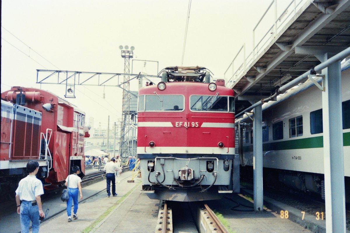maxyupiro's tweet photo. 88年7月の仙台電車区まつり、はるばる田端からSER仕様のEF81 95もやってきました。
それにしてもこの機関車、昨年9月まで現役だったのですね。
#EF81 https://t.co/AecB9g6qUX