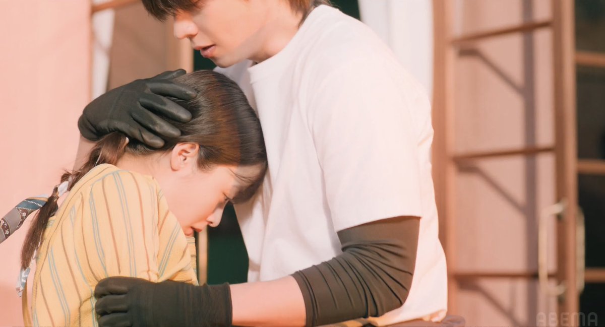 chae2929's tweet photo. こんな風に咄嗟に守ってくれたらキュンとするよね、、
無意識に身体が動いちゃって自分でもビックリしてるような西上さんの表情もすごく良い🧡
#バカンスの法則 https://t.co/80rsCUl9o2
