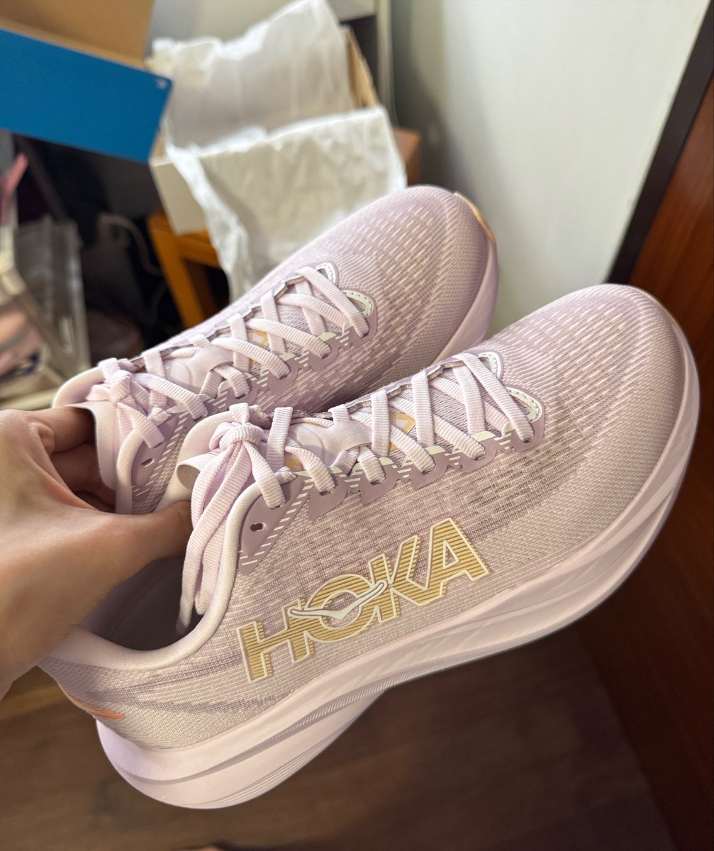 ppopor's tweet photo. ล่าสุดเพิ่งมาวิ่งแบบจริงจัง ใช้รุ่นนี้ HOKA MACH 7 รู้สึกโอเคเลย ตอนวิ่งซัพพอร์ตดี (ไม่เน้นวิ่งเร็วน้า) ราคาน่ารัก สีน่ารักด้วย🥹💘 https://t.co/hvSFjt5fMj