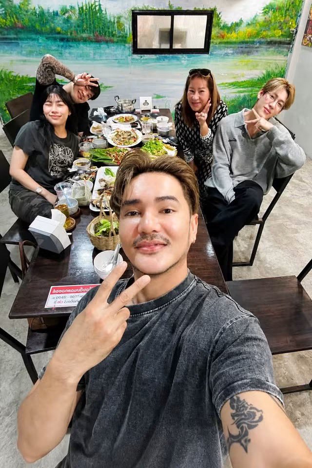 BamBamBooster's tweet photo. 260812 | อีสานพาสวบ แฟนเพจ’s Facebook

ขอบคุณ BamBam got7 ที่คุณพาแม่ และครอบครัว
มาเติมผงนัวครับ #BamBam

#แบมแบม #뱀뱀 @BamBam1A 
@BAMBAMxBAMMIE https://t.co/bsXoLBkSqI