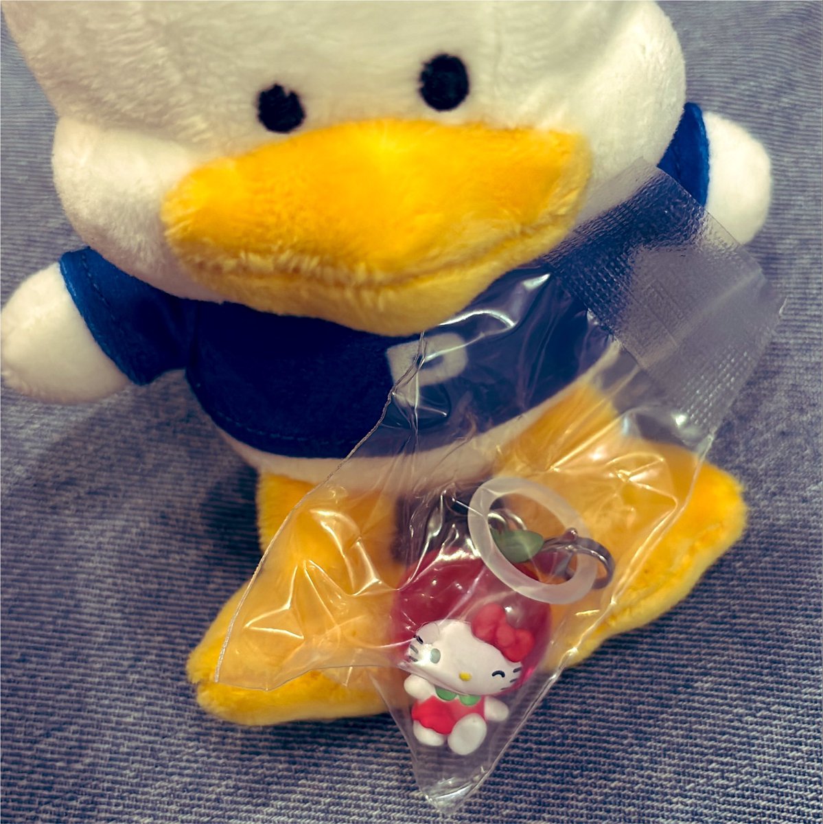samicky3103's tweet photo. 今日夕飯の買い物にスーパー行ったらガチャガチャに列が。サンリオのめじるしだったのでもれなく並んでみた。
そしてキティちゃんゲット❤️
ひきつおい🥹 https://t.co/k33VNCMUGR