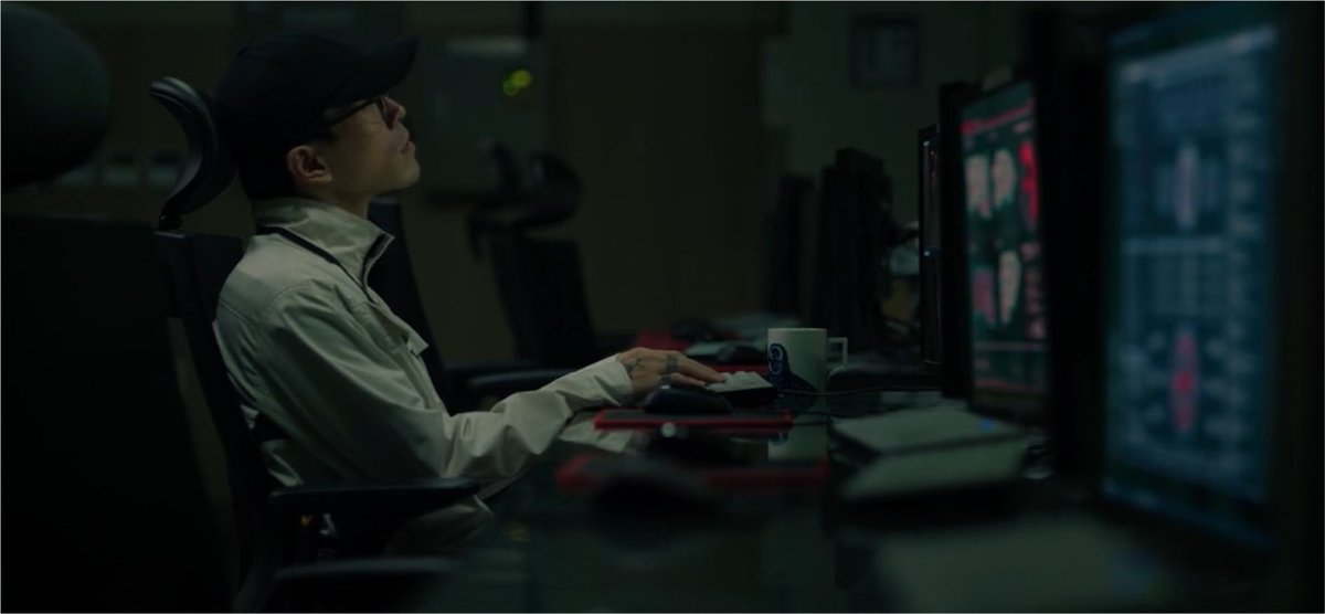onchiwonchi's tweet photo. The scene stealer of #AShopForKillersS2 is the mole inside Babylon🦉👓 https://t.co/ZIbxkZulsj