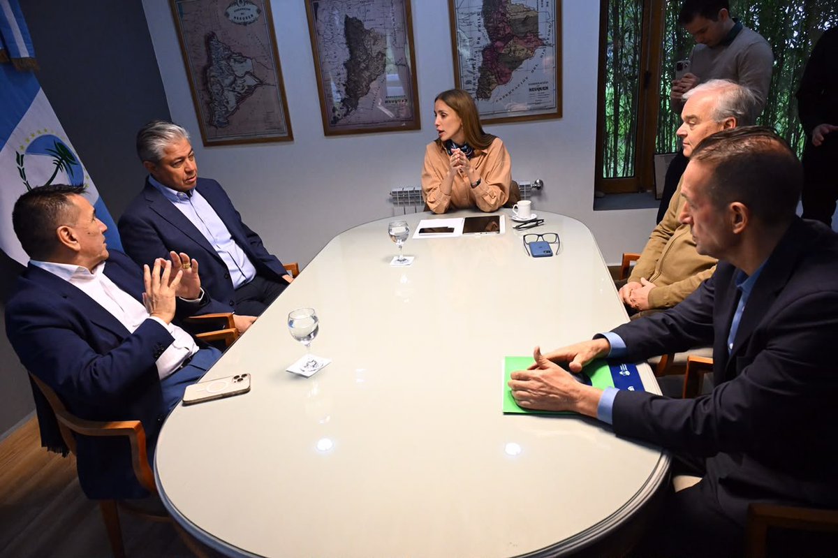 Rolo_Figueroa's tweet photo. MÁS VIVIENDAS PARA LOS NEUQUINOS

Seguimos avanzando con Neuquén Habita. Firmamos el convenio de cofinanciamiento 60/40 con el municipio para construir 49 viviendas en Cutral Co, primera etapa de un proyecto que prevé 150 hogares para la localidad.

Trabajamos para que cada vez más familias neuquinas puedan acceder a su casa. Ordenar para redistribuir también es construir futuro y mejorar la calidad de vida de nuestra gente en cada localidad.