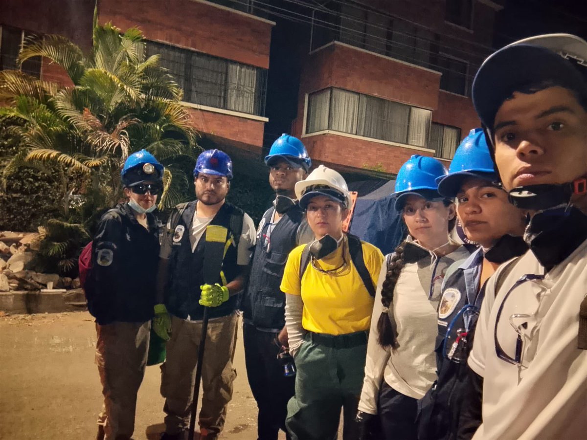 ParquesColombia's tweet photo. En Torres de Limonar, una comisión del Parque Nacional Natural Farallones de Cali se encuentra apoyando las labores de búsqueda y remoción de escombros.

Nuestros guardaparques continúan aportando desde el territorio y sumándose a las acciones que se adelantan en la zona. 🇨🇴 https://t.co/ZkTDGNRyeL