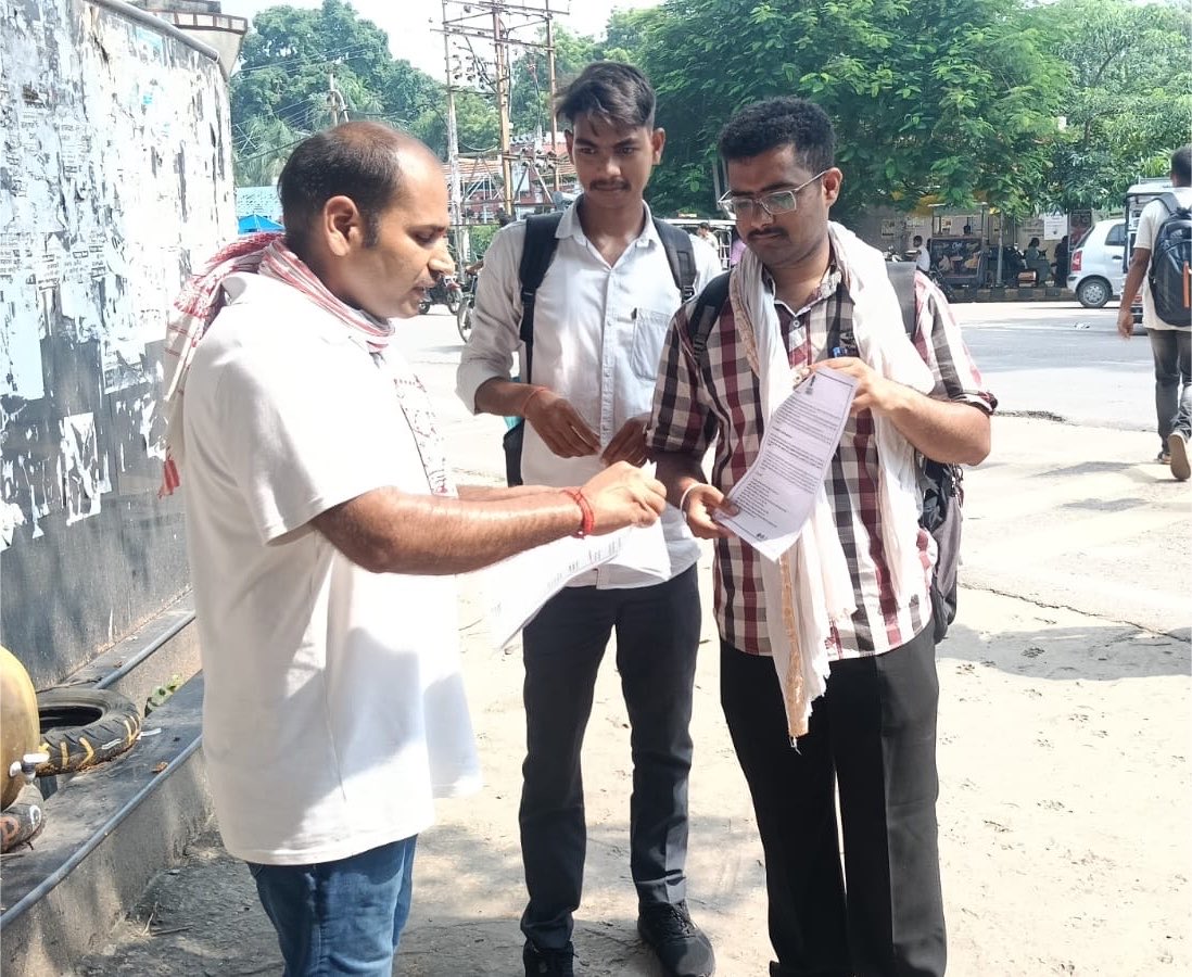 justicemorcha's tweet photo. इलाहाबाद विश्वविद्यालय में जस्टिस मोर्चा की टीम ने छात्रों के बीच पहुँचकर पर्चा वितरण किया और शिक्षा, रोज़गार व युवाओं से जुड़े सवालों पर संवाद किया। इस दौरान छात्रों को जस्टिस मोर्चा के आगामी कार्यक्रमों, अभियानों और संघर्ष की रूपरेखा से अवगत कराया गया।

#JusticeMorcha https://t.co/Iwr6LFFKCJ