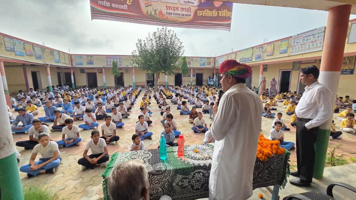 Subhash_Meelin's tweet photo. आज (सलेदीपुरा) नीमेडा के ग्रामीण सीनियर सेकेंडरी विद्यालय में तिरंगा रैली को हरी झंडी दिखाकर रवाना किया। इस अवसर पर छात्र-छात्राओं को संबोधित करते हुए कहा कि हमारा राष्ट्रीय ध्वज तिरंगा देश की आन, बान और शान का प्रतीक है। तिरंगे के ती��ों रंग हमें साहस, शांति और समृद्धि का https://t.co/RiLJRgSi2B