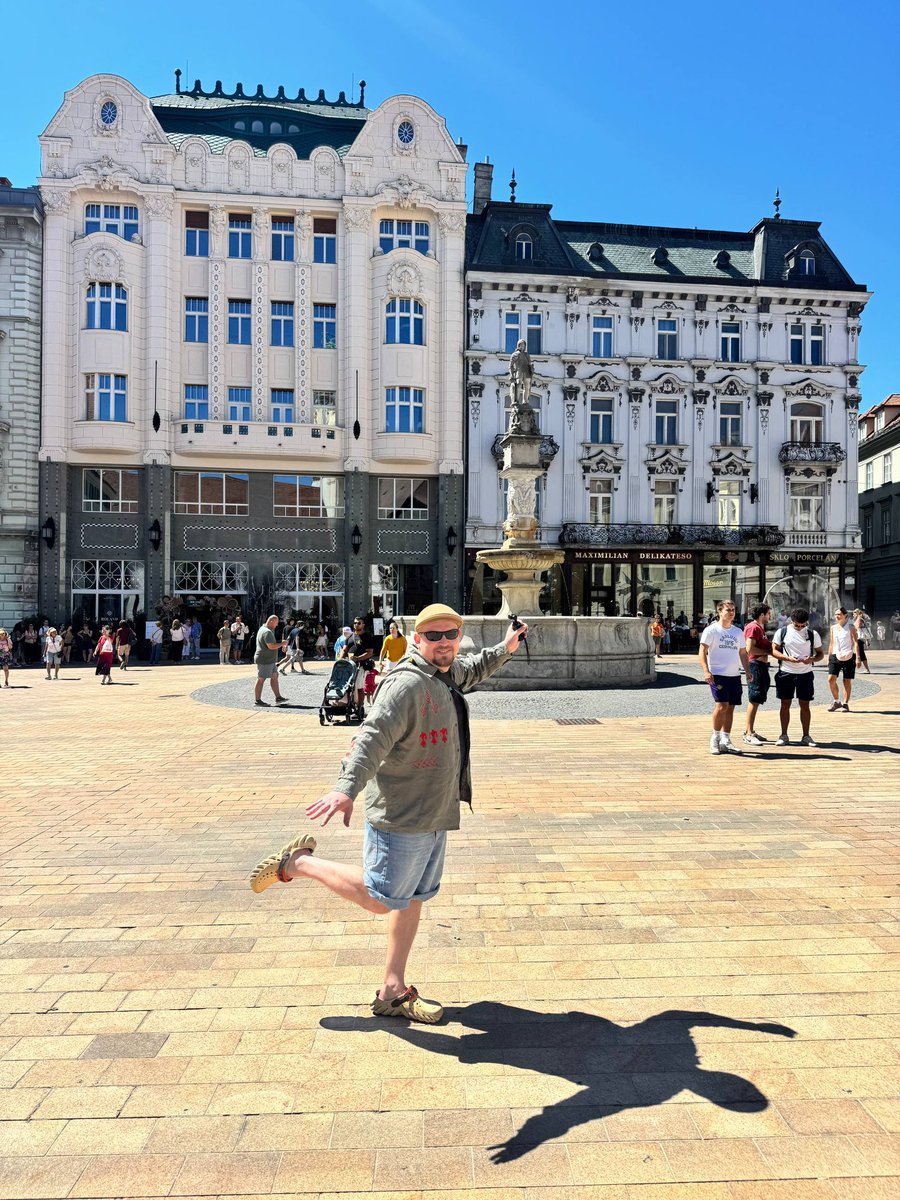 Stand_Up_Battle's tweet photo. Хто вже був або зараз є у Братиславі? 🇸🇰
Напишіть, куди хлопцям ще варто сходити!

Благодійний євротур триває 💪🏻🇺🇦 https://t.co/rDfyITtosP