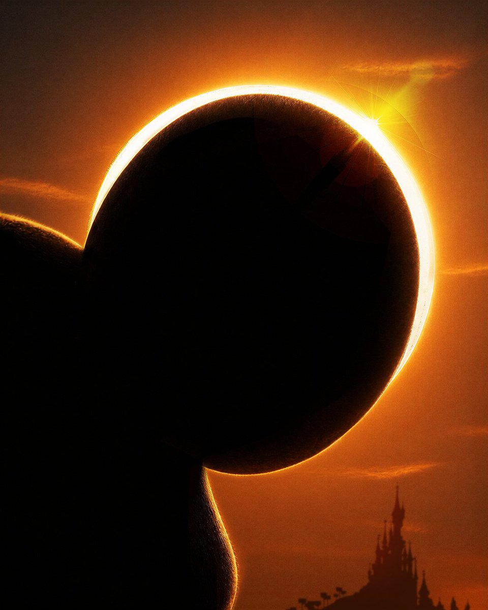DisneylandParis's tweet photo. Quand la magie d'une éclipse rencontre celle d'une souris ✨🌑🐭

#DisneylandParis #DisneyParks #eclipse #solareclipse https://t.co/AvD6bRvGAn