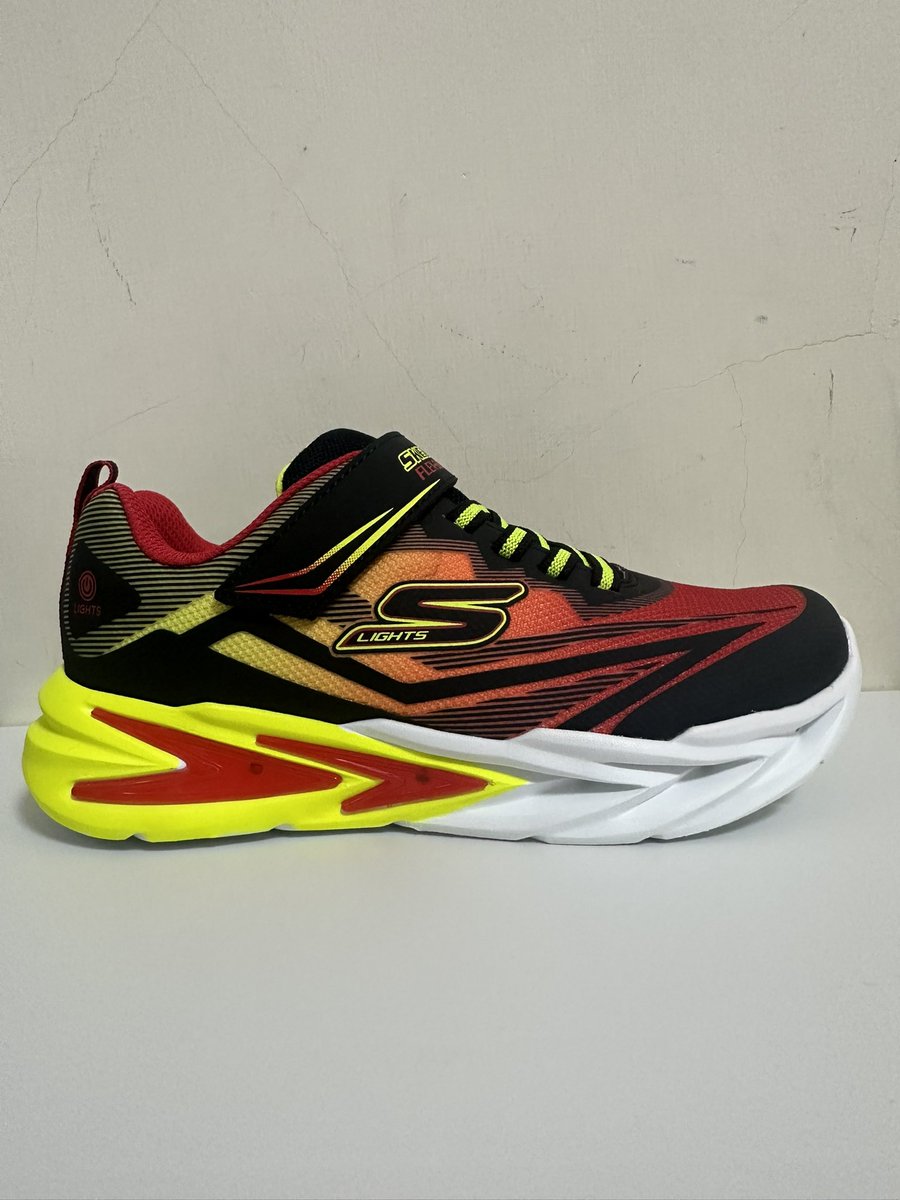 lioyfn7's tweet photo. #男童鞋 #SKECHERS童鞋
 採用柔軟透氣的網布鞋面，讓小腳丫在盡情奔跑時也能保持乾爽舒適。鞋內貼心的親膚內裡，輕柔包裹，防止磨腳。輕量緩震鞋底，完美支撐小腳的每一次跳躍和奔跑，讓孩子感覺像踩在雲朵上般輕鬆自在，盡情釋放無限活力。😂 https://t.co/FsOxpLCUcP