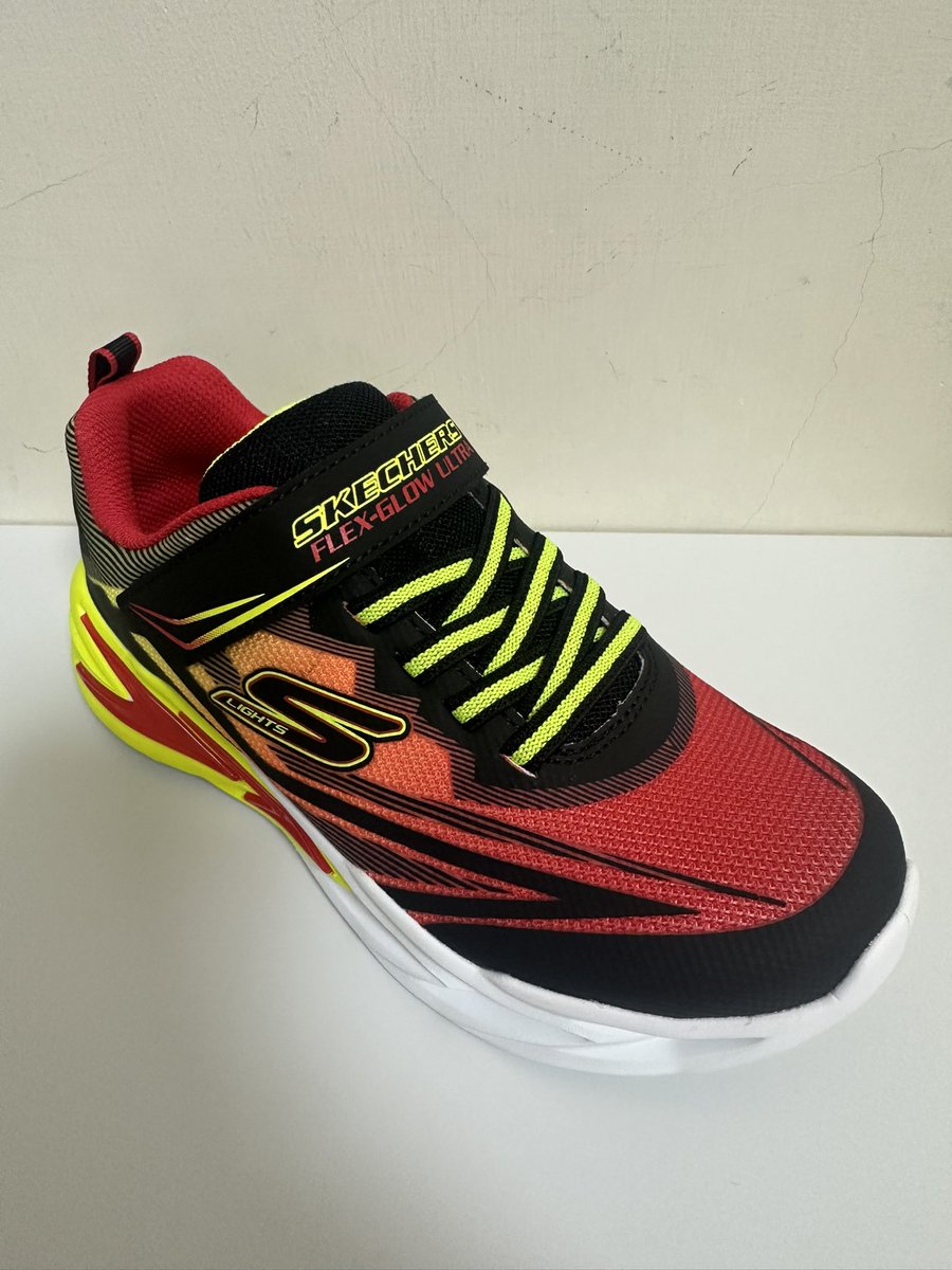 lioyfn7's tweet photo. #男童鞋 #SKECHERS童鞋
 採用柔軟透氣的網布鞋面，讓小腳丫在盡情奔跑時也能保持乾爽舒適。鞋內貼心的親膚內裡，輕柔包裹，防止磨腳。輕量緩震鞋底，完美支撐小腳的每一次跳躍和奔跑，讓孩子感覺像踩在雲朵上般輕鬆自在，盡情釋放無限活力。😂 https://t.co/FsOxpLCUcP