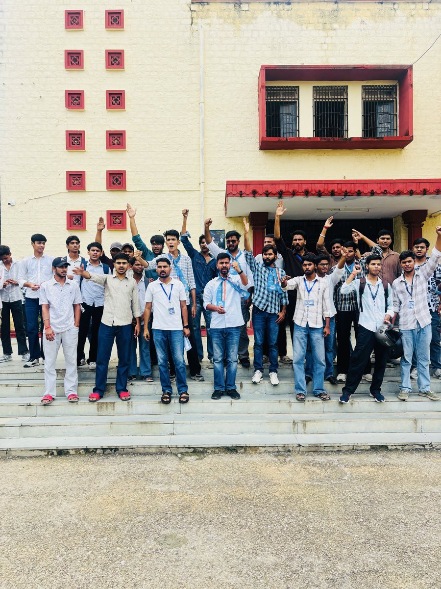 KuldeepSogun's tweet photo. 📍कॉमर्स महाविद्यालय , जयपुर 
“परिसर की पुकार”अभियान के तहत आज कॉमर्स महाविद्यालय मे छात्रहितो की मांगों को लेकर विरोध प्रदर्शन किया। 

प्रदर्शन के उपरांत महाविद्यालय की प्राचार्य को ज्ञापन सौंपकर छात्रहित से जुड़ी मांगों को शीघ्र पूरा करने की मांग की। https://t.co/z1MttwRkge