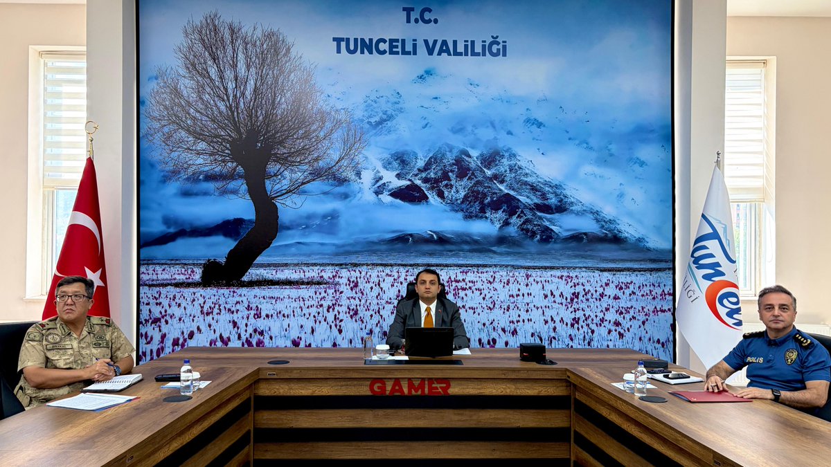 TunceliValiligi's tweet photo. 🚩 Vali Yardımcısı Sayın Hakan Öznay, İl Jandarma Komutanı Tuğgeneral Sayın Bülent Baykal ve İl Emniyet Müdürü Sayın Kazım Günay Demiralay’ın katılımıyla; Türkiye Büyük Millet Meclisi (TBMM) Başkanı Sayın Numan Kurtulmuş ve İçişleri Bakanı Sayın Mustafa Çiftçi’nin başkanlığında, Video Konferans Sistemi (VKS) üzerinden gerçekleştirilen toplantıya katıldı.

🚩 Toplantıda, “Millî Dayanışma ve Toplumsal Bütünleşmenin Güçlendirilmesi” başlığıyla ülkemizin huzur ve güvenliğinin daha da güçlendirilmesi, millî birlik ve beraberliğin pekiştirilmesi doğrultusunda yürütülecek çalışmalar ele alındı.

@NumanKurtulmus
@mustafaciftcitr
