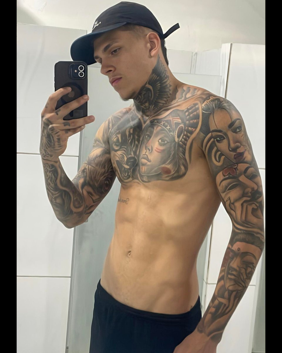 LavaderoMunecas's tweet photo. ¡ADEMÁS PORTABA UN "RIFLE" MÁS GRANDE! 😏

@Juniorhoonorato, creador de contenido brasileño, fue detenido en flagrancia el domingo pasado en #SalvadordeBahía... ¡Por tráfico de drogas! 😱

Durante un cateo, la Policía Militar de Bahía, el modelo de 23 años y un acompañante identificado como Lucas Sousa Dantas, intentaron huir al notar la presencia policial. Tras ser alcanzados, las autoridades les incautaron 50 bolsas con cocaína, además de teléfonos celulares presuntamente robados.

Adailton Honorato Franco de Souza (su nombre real) ganó fama en redes sociales por compartir rutinas de ejercicio, fotos personales y posteriormente, creando contenido explícito.

Hasta el momento no existe una sentencia formal en su contra pero las investigaciones continúan... ¿Pagarías la fianza para que le dieran libertad? 😏

#Escándalos 😱