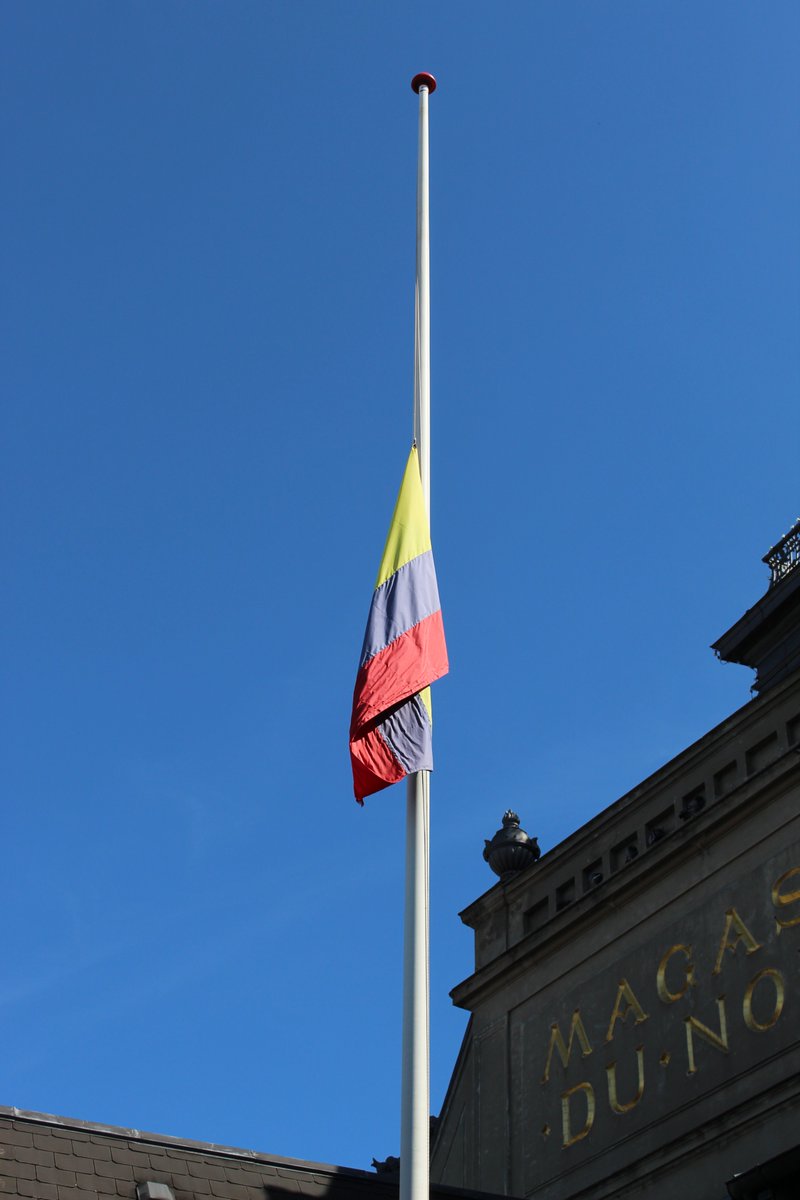 Colombiaendk's tweet photo. La bandera de Colombia ondea a media asta en Copenhague, manifestando profundo dolor ante los hechos sucedidos el pasado 10 de agosto. Nuestros pensamientos están con las víctimas y las comunidades golpeadas por la tragedia. https://t.co/xS32JvuzVt