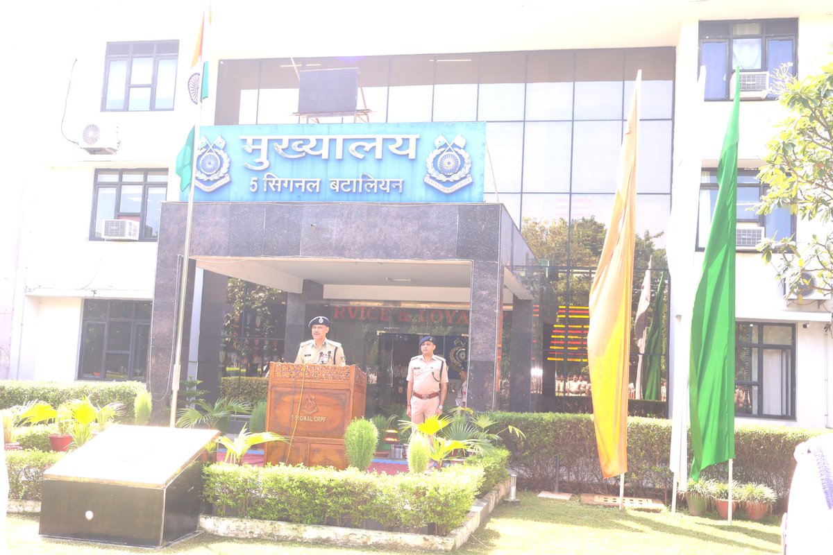 5signalbncrpf's tweet photo. A powerful display of unity at @5signalbncrpf 🇮🇳 Chg, via the Mass Singing of #VandeMataram, commemorating 150 years of Vande Mataram &amp; honouring supreme sacrifices of freedom fighters
United in spirit,Proud in service,One nation,One voice!
#HarGharTiranga #AzadiKaAmritMahotsav https://t.co/q9Hnoj0qvX