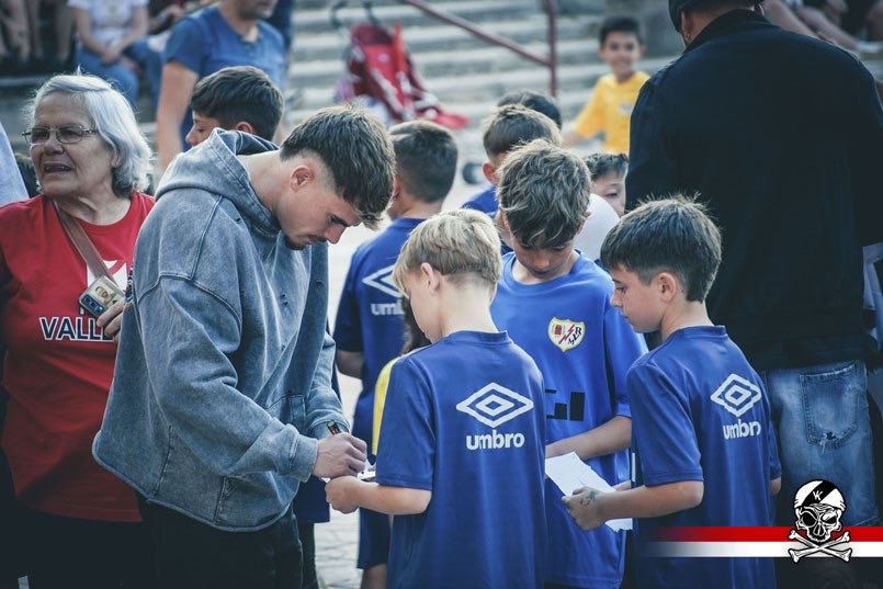 bukaneros92's tweet photo. Cercano y con los pies en el suelo.

Se va Pep Chavarría, que igual que nos llevó a la final de la Conference, colaboró siempre con la afición.

Dos facetas igual de importantes.
Dos facetas por la que le echaremos de menos. https://t.co/m0Bce6y3FU