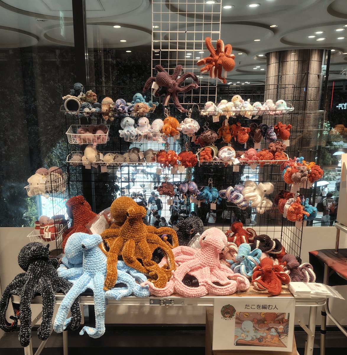 knitting_tako's tweet photo. そんなにお客さん来てくれるかな…念には念を入れて…待機列！
今回、モール大は合計15匹、ｹﾞｰﾐﾝｸﾞﾀｺﾁｬﾝ、黒、茶を３匹ずつ、あと赤系3匹と黄、水色、ピンクのご用意ございます！
明日より渋谷モディにて、お迎えお待ちしております。
#夏のタコイカ大漁まつり https://t.co/nLb7ytViv2