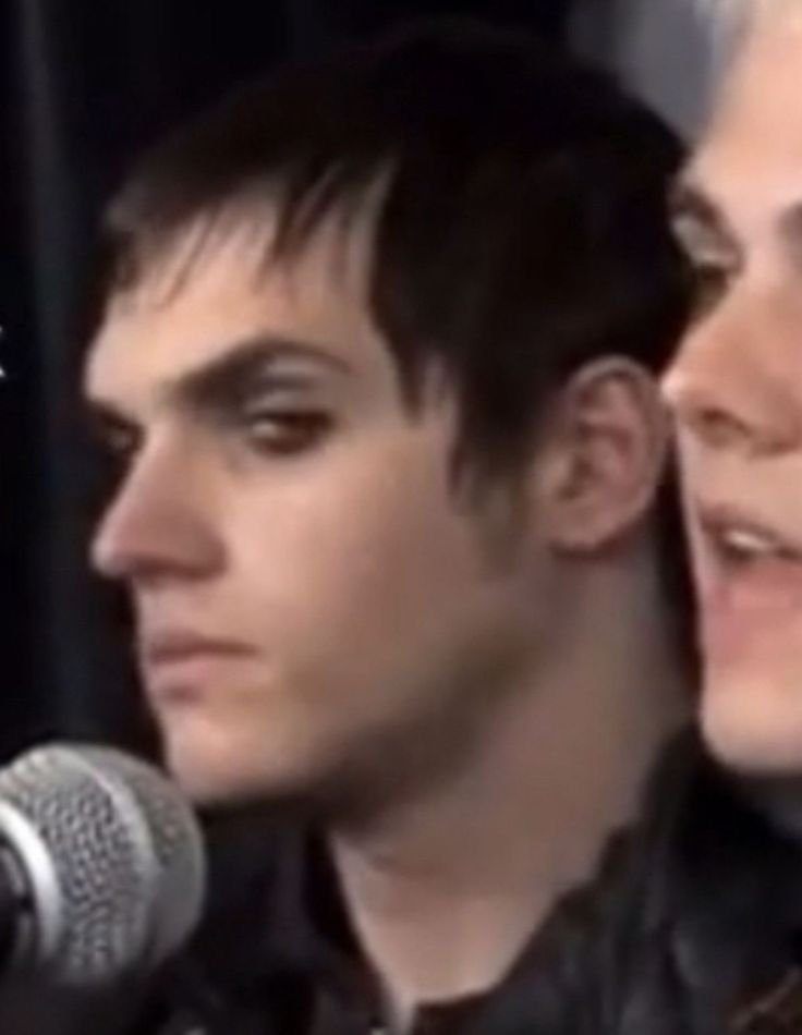 gee_gf07's tweet photo. não aguento o Gerard dizendo pra Eliza que é normal rolar tensão sexual entre amigos. 
Normal na sua casa né https://t.co/xAeKLtmThm