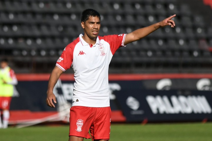 AdrianoSavalli's tweet photo. Lucas Carrizo está a un paso de Newell's. Hay un principio de acuerdo con Huracán para la transferencia del 50% del pase. Se negocia monto final. Con el jugador, todo encaminado. El nombre fue adelanto de @cabrerahercap 🔴⚫️. https://t.co/Tqu2IjdCHr