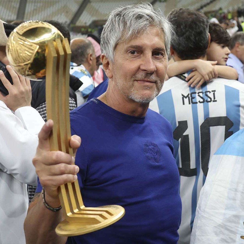 bpthaber's tweet photo. Lionel Messi:

— Gittiğine hala inanamıyorum baba. Seni tekrar göremeyecek olmak çok zor. Seninle tekrar konuşamayacak olmak…

— Acı çekiyordun ama çok erken oldu. Beraber geçireceğimiz çok güzel zamanlar vardı.

— Son kez Dünya Kupası’nda oynamamı çok istedin. Turnuva başlamadan hemen önce de kötüleştin.

— İlk kez bir Dünya Kupası’nda benimle değildin ama finale ulaşabilirsek son maç için gelebileceğini düşünmüştüm. Sana da bunu söylemiştim: “Finale çıkacağız, sen de burada olursun.”

— Her maçtan sonra senin mesajını bekledim. O anlarda durumun iyice kötü hale geldiğini kabullendim.

— Ve aklımda tek bir şey vardı: Turnuvada olabildiğince ileri gidebilmek ve sana maçları izleme fırsatı vermek.

— Finale çıktık ama sen burada olamadın. Kazanıp kupayı sana getirmeyi çok istemiştim ama olmadı, bacaklarım bana daha fazlasını veremedi.

— Kendi vücuduma karşı gelmeye çalıştım ama başaramadım. Bir türlü kendimi iyi hissedemedim. 

— Yanına geldiğimde, maçı penaltılarda kaybettiğimizi sanıyordun. Yaşadıklarımızı seninle konuşamadım, maçların keyfini çıkaramadın.

— Kazanamamıştık ama her maçtan ne kadar keyif aldığımızı göremedin. Bir kez daha haklıydın: Bu Dünya Kupası'nda orada olmam gerekiyordu, iyi ki de oradaydım.

— Sensiz ne yapacağım bilmiyorum, nasıl devam edeceğim bilmiyorum. Bu hayatta sadece futbol oynadım ve şu an bunu daha ne kadar devam ettirebileceğime dair şüphelerim var.

— En baştan beri yanımda sen vardın, şimdi de sona çok yakınım. Neden biraz daha yanımda kalamadın? Keşke beraber bitirebilseydik...

— Mutluluğunun belli başlı kaynakları vardı. Ailenin iyi olduğunu görmek, eşinin, çocuklarının iyi olduklarını bilmek...

— Ama hepsinden öte, diğerlerine de çaktırmadan, en sevdiğin şey beni sahada izlemekti. Çocukluğumdan beri bu böyleydi.

— Tek bir maçımı kaçırmazdın. Nasıl acı çektiğini ya da nasıl mutlu olduğunu bilirdim, sen her ne kadar beni fazla övmesen de.

— Sen bir babaydın, bir arkadaştın. İhtiyaç duyduğum her zaman sen oradaydın. Elbette bazı tartışmalar yaşadık ama hepsinde sen haklıydın. Bir şekilde hayat seni haklı çıkarıyordu.

— Seni çok özleyeceğim. Her zaman yanımda, içimde seni taşıyacağım. Çocuklarımı tıpkı senin beni yetiştirdiğin gibi yetiştiriyorum.

— Huzur içinde yat. Tıpkı burada yaptığın gibi, yukarıdan da bizi gözetmeye devam et. Her şey için teşekkür ederim. Seni çok seviyorum baba.