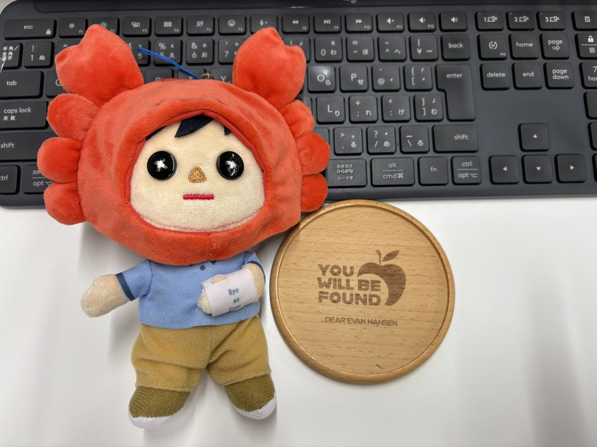 hane_ryuu's tweet photo. エヴ沢さんとコースターを持って出社

カニ沢さんにした🦀 かわいい(  ´͈ ᵕ `͈ )♡
(Xで教えてくれた方ありがとうございます)

帰りに看板と撮ったけどピントがどっちかになってしまう https://t.co/2ONik32hjQ